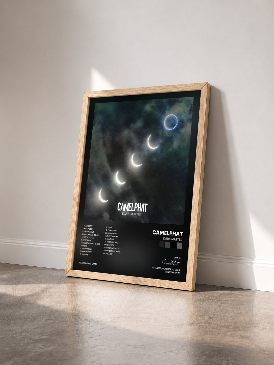 #bois Tableau de l'album Dark Matter de CamelPhat vu de trois quarts, cadre en bois brut