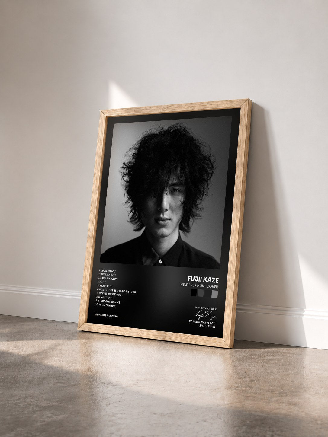 #bois Tableau de l'album HELP EVER HURT COVER de Fujii Kaze vu de trois quarts, cadre en bois brut