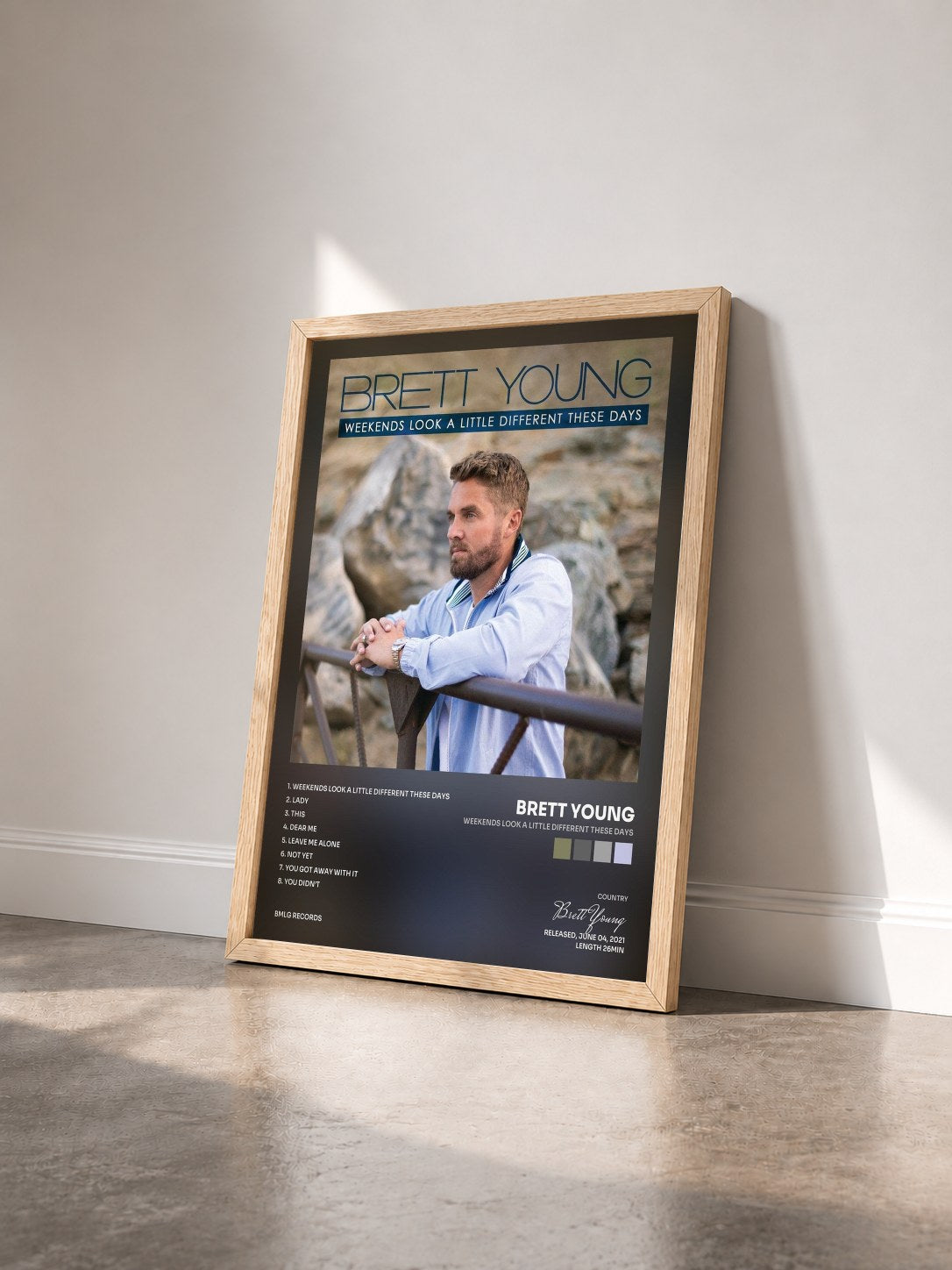 #bois Tableau de l'album Weekends Look A Little Different These Days de Brett Young vu de trois quarts, cadre en bois brut