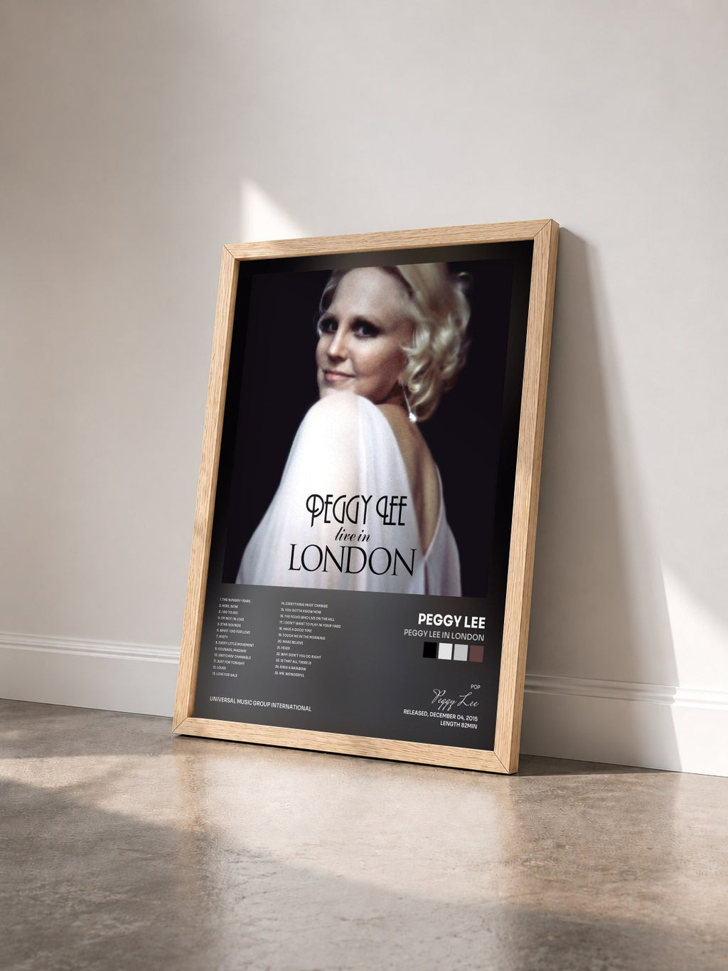 #bois Tableau de l'album Peggy Lee In London de Peggy Lee vu de trois quarts, cadre en bois brut