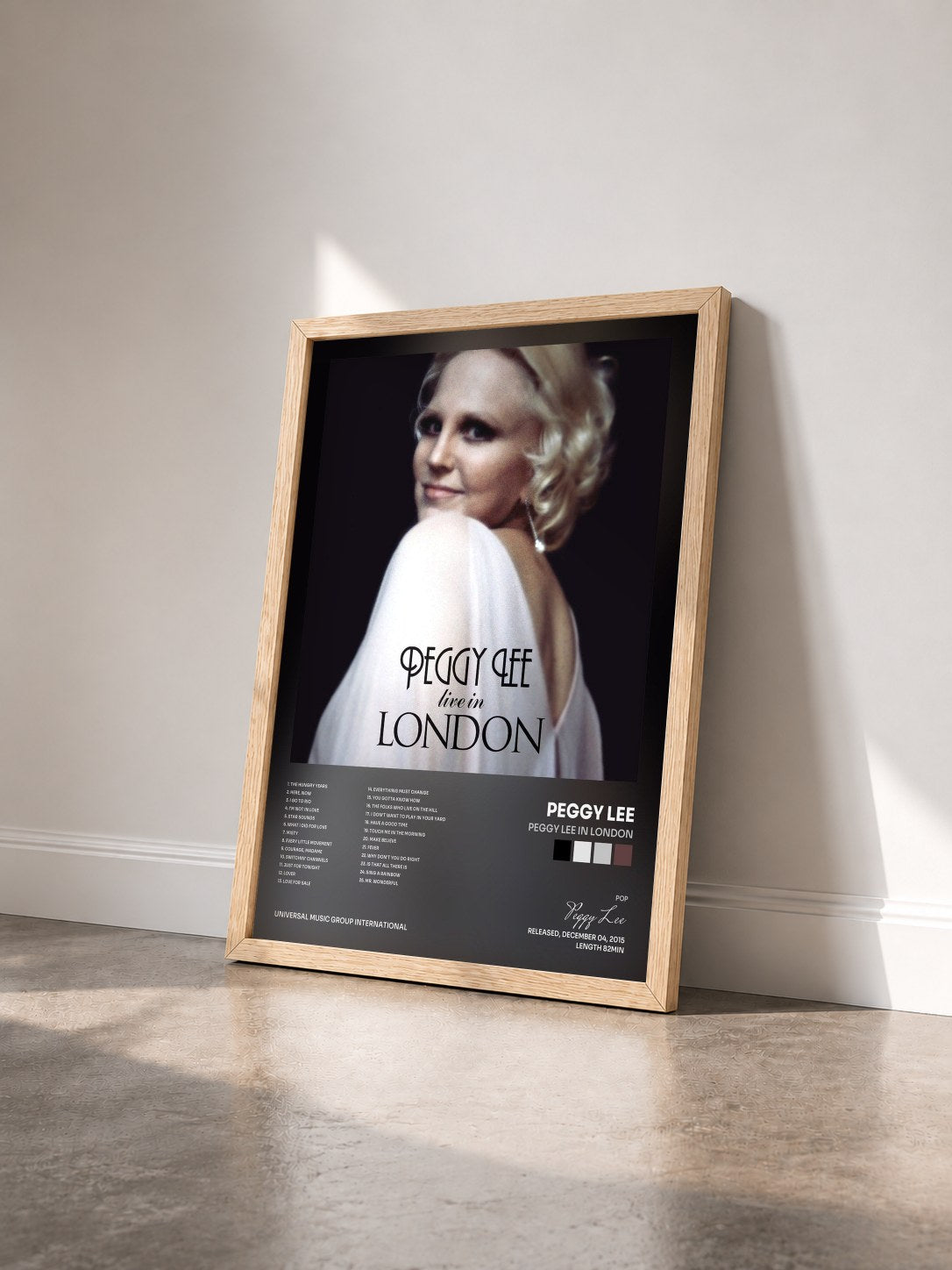 #bois Tableau de l'album Peggy Lee In London de Peggy Lee vu de trois quarts, cadre en bois brut
