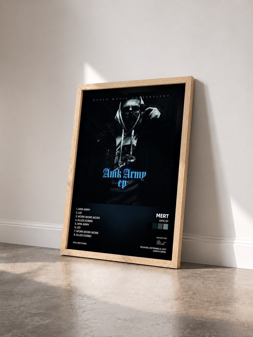 #bois Tableau de l'album AMK EP de Mert vu de trois quarts, cadre en bois brut