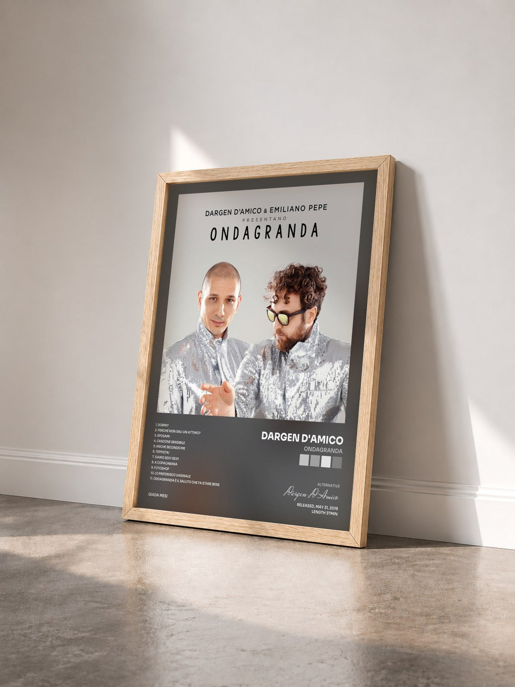 #bois Tableau de l'album ONDAGRANDA de Dargen D'Amico vu de trois quarts, cadre en bois brut