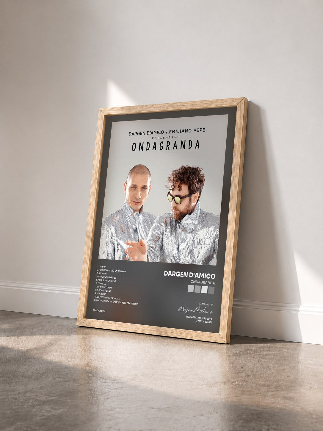 #bois Tableau de l'album ONDAGRANDA de Dargen D'Amico vu de trois quarts, cadre en bois brut