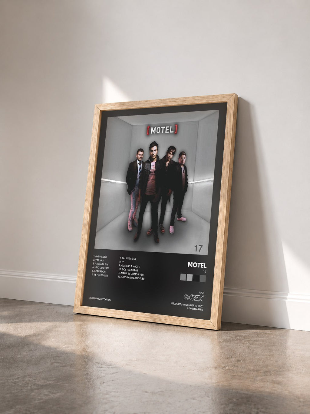 #bois Tableau de l'album 17 de MOTEL vu de trois quarts, cadre en bois brut