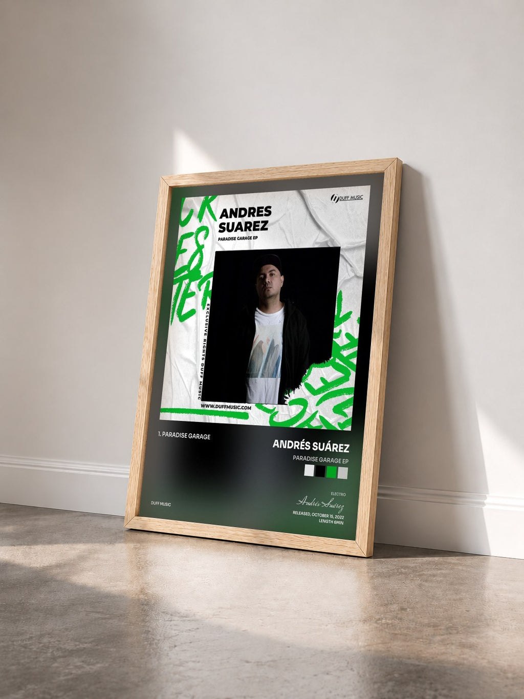 #bois Tableau de l'album Paradise Garage EP de Andrés Suárez vu de trois quarts, cadre en bois brut