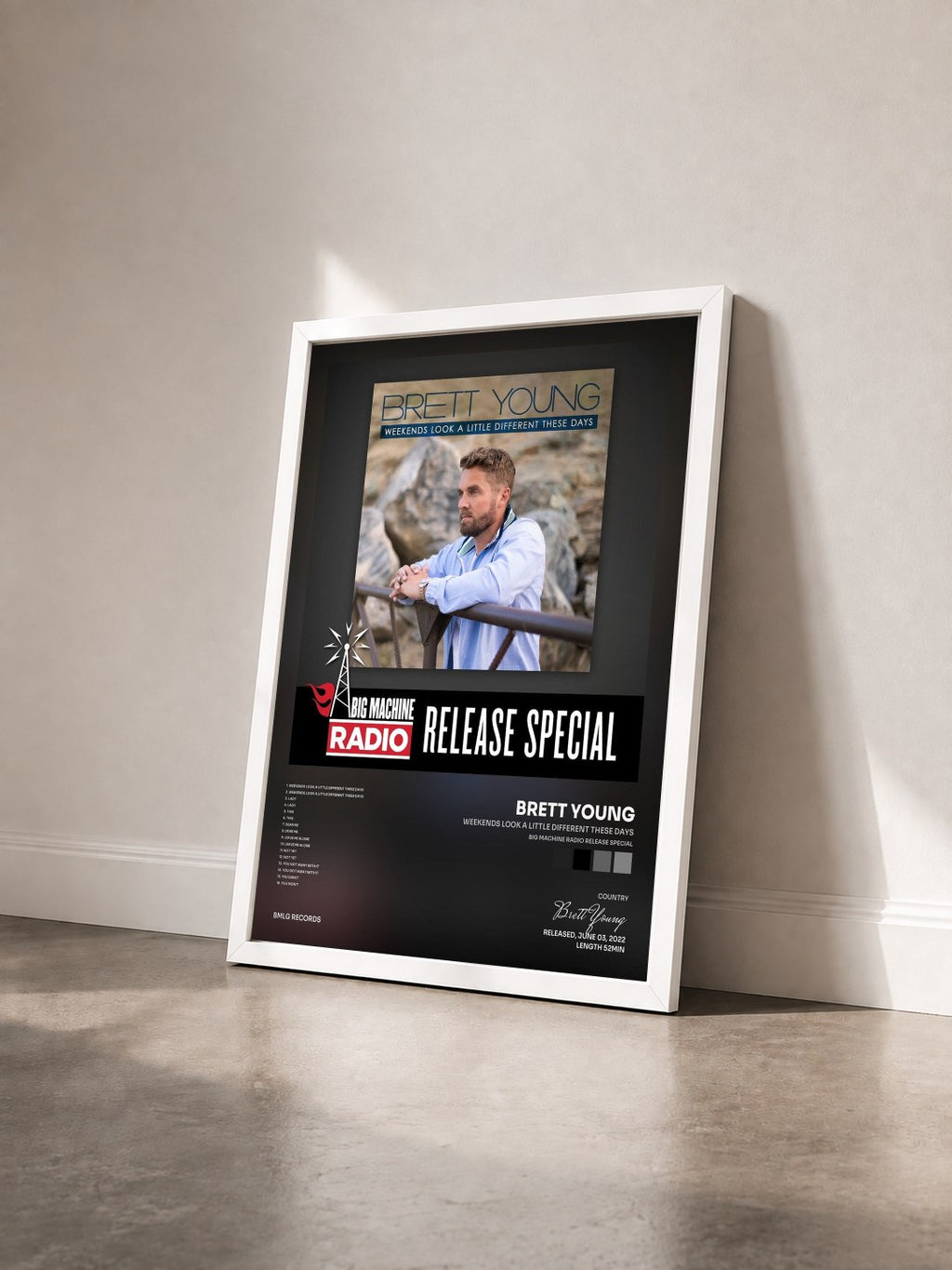 #blanc Tableau de l'album Weekends Look A Little Different These Days (Big Machine Radio Release Special) de Brett Young vu de trois quarts, cadre blanc
