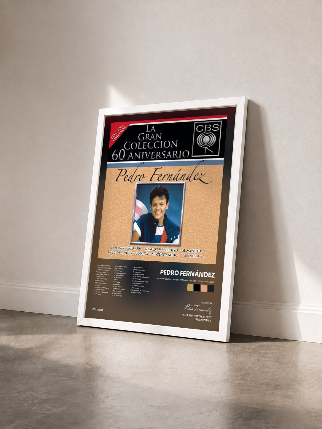 #blanc Tableau de l'album La Gran Coleccion Del 60 Aniversario CBS - Pedro Fernandez de Pedro Fernández vu de trois quarts, cadre blanc