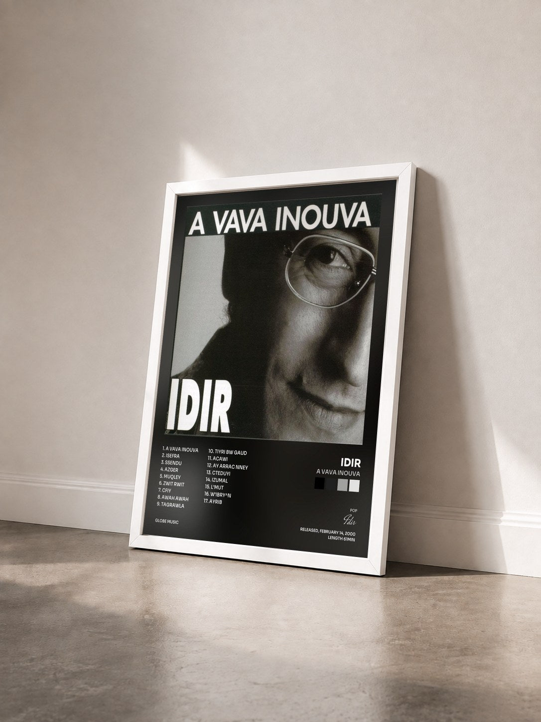#blanc Tableau de l'album A Vava Inouva de Idir vu de trois quarts, cadre blanc