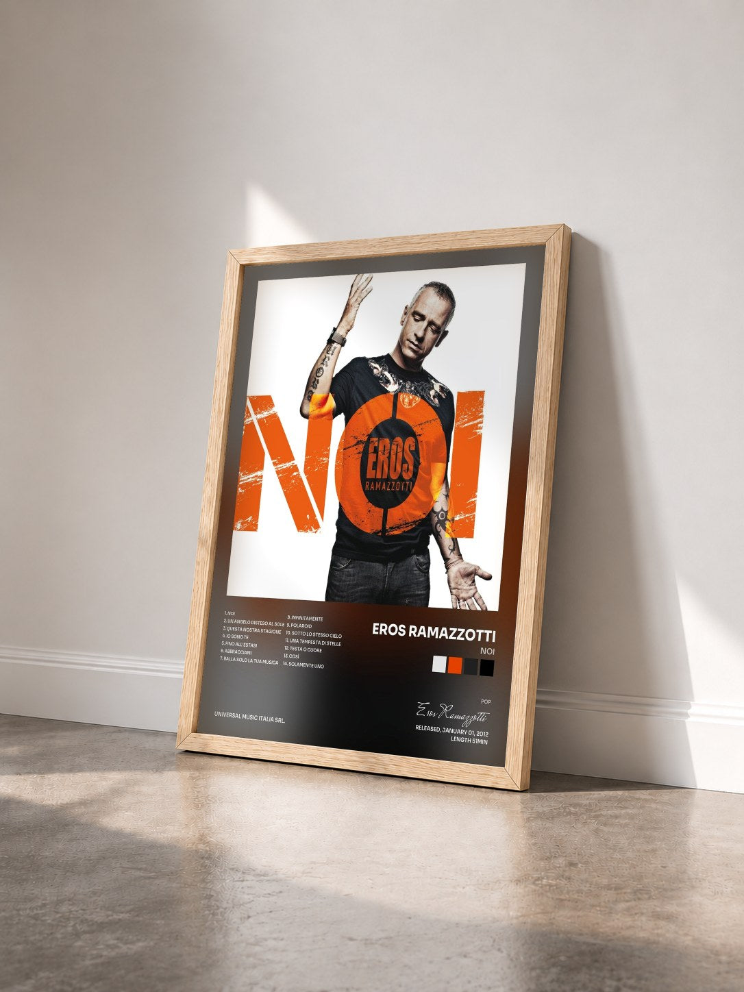 #bois Tableau de l'album Noi de Eros Ramazzotti vu de trois quarts, cadre en bois brut
