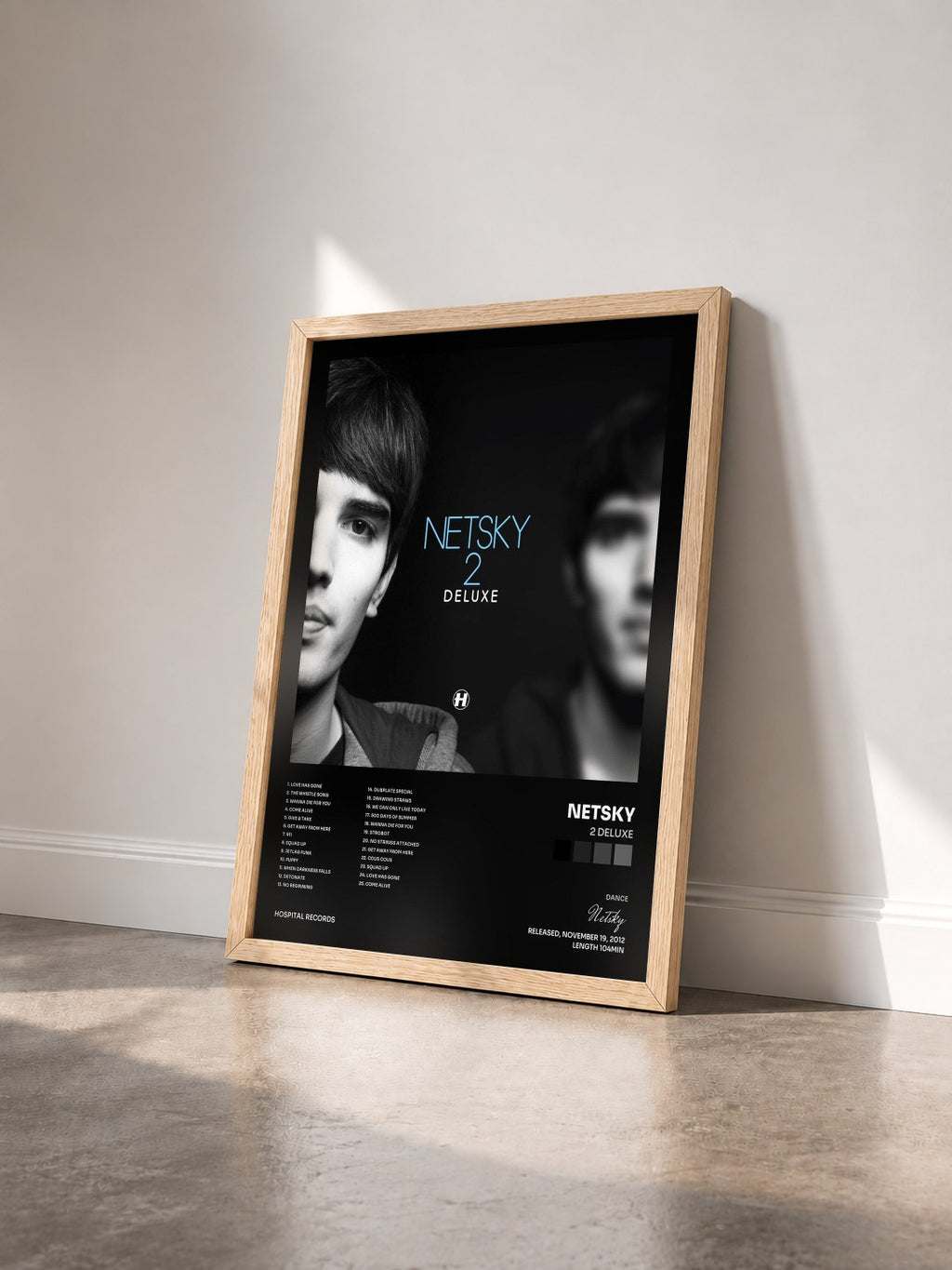 #bois Tableau de l'album 2 Deluxe de Netsky vu de trois quarts, cadre en bois brut