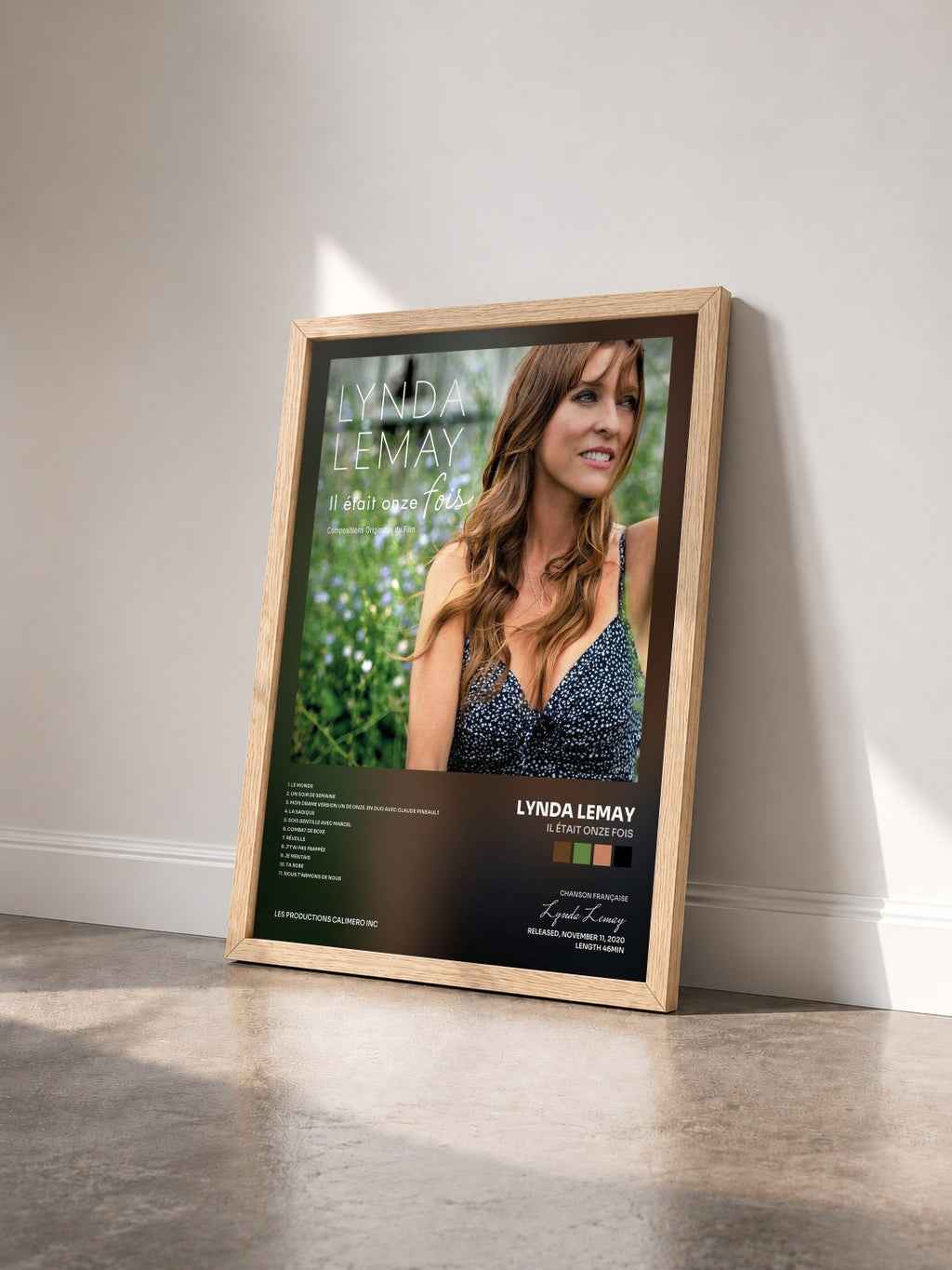 #bois Tableau de l'album Il était onze fois de Lynda Lemay vu de trois quarts, cadre en bois brut