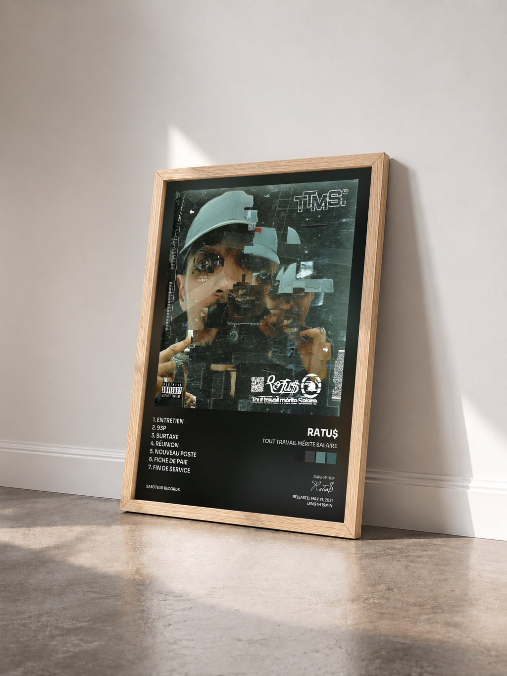 #bois Tableau de l'album TOUT TRAVAIL MÉRITE SALAIRE de Ratu$ vu de trois quarts, cadre en bois brut
