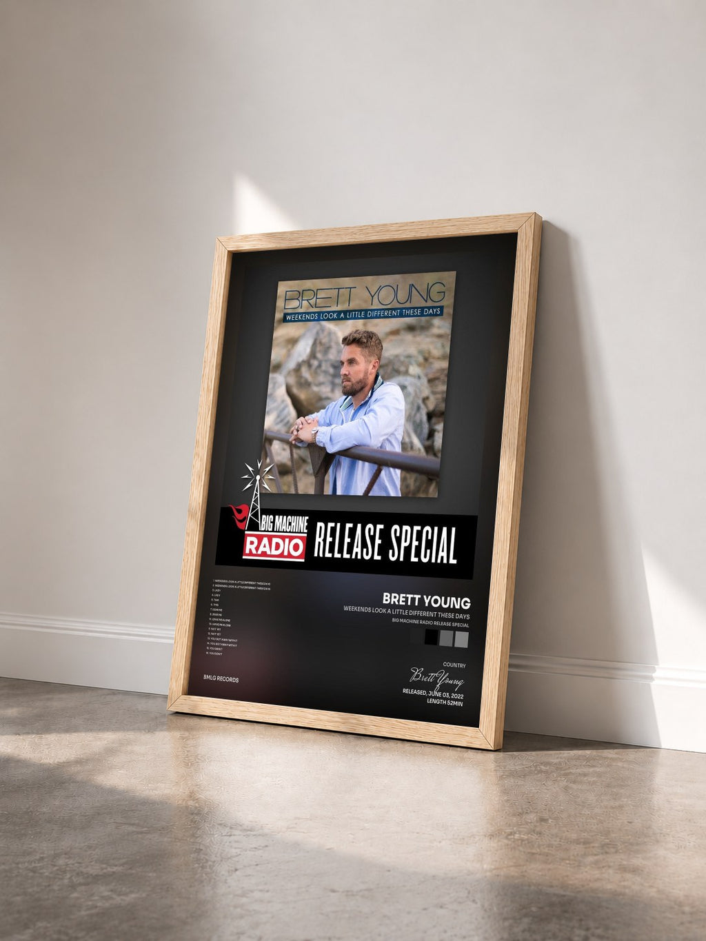 #bois Tableau de l'album Weekends Look A Little Different These Days (Big Machine Radio Release Special) de Brett Young vu de trois quarts, cadre en bois brut