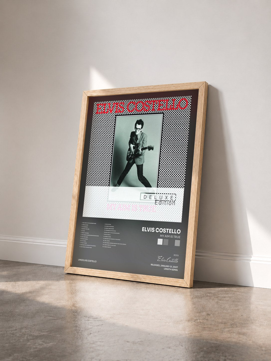 #bois Tableau de l'album My Aim Is True de Elvis Costello vu de trois quarts, cadre en bois brut