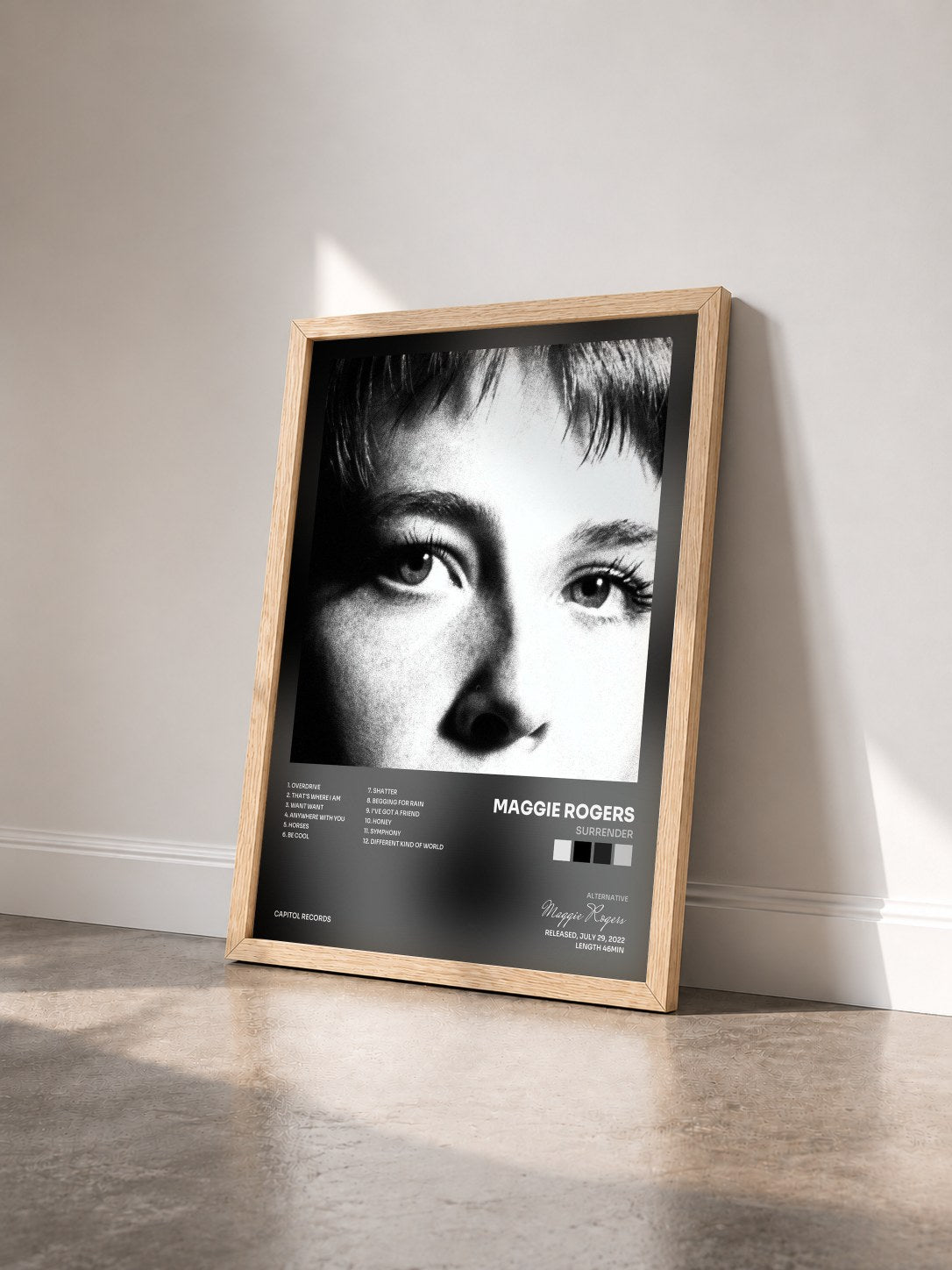 #bois Tableau de l'album Surrender de Maggie Rogers vu de trois quarts, cadre en bois brut