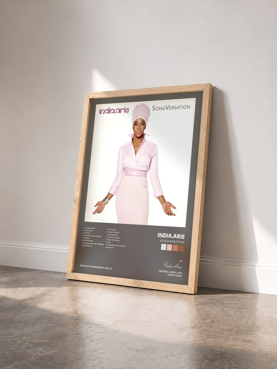 #bois Tableau de l'album SongVersation de India.Arie vu de trois quarts, cadre en bois brut