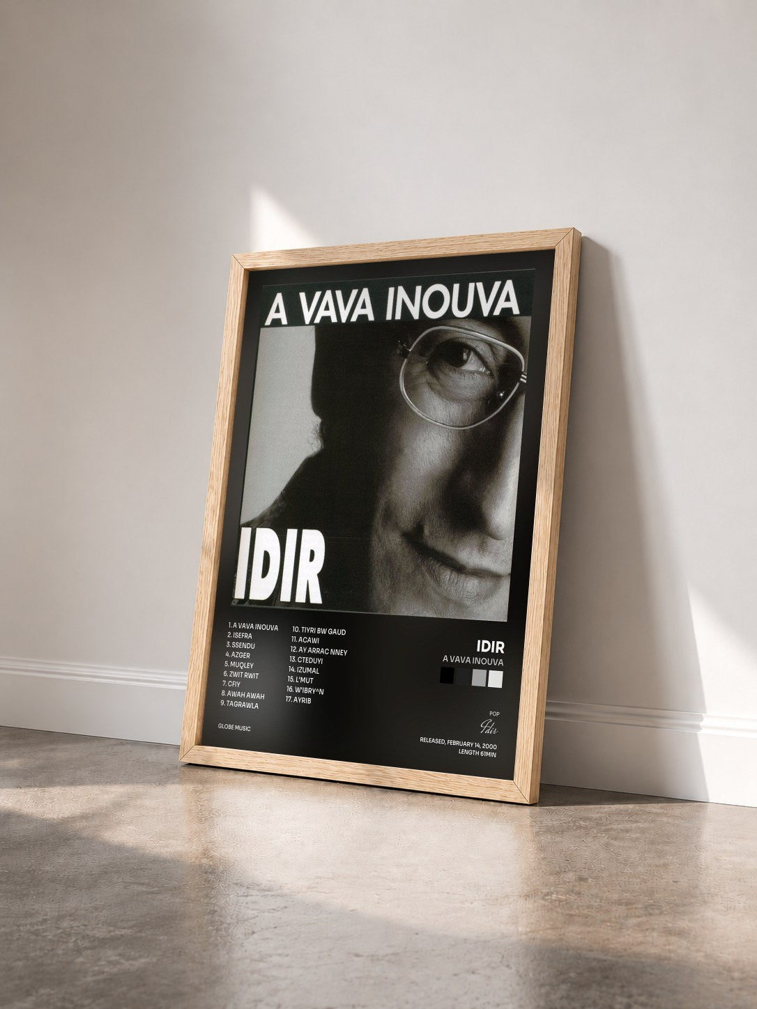#bois Tableau de l'album A Vava Inouva de Idir vu de trois quarts, cadre en bois brut