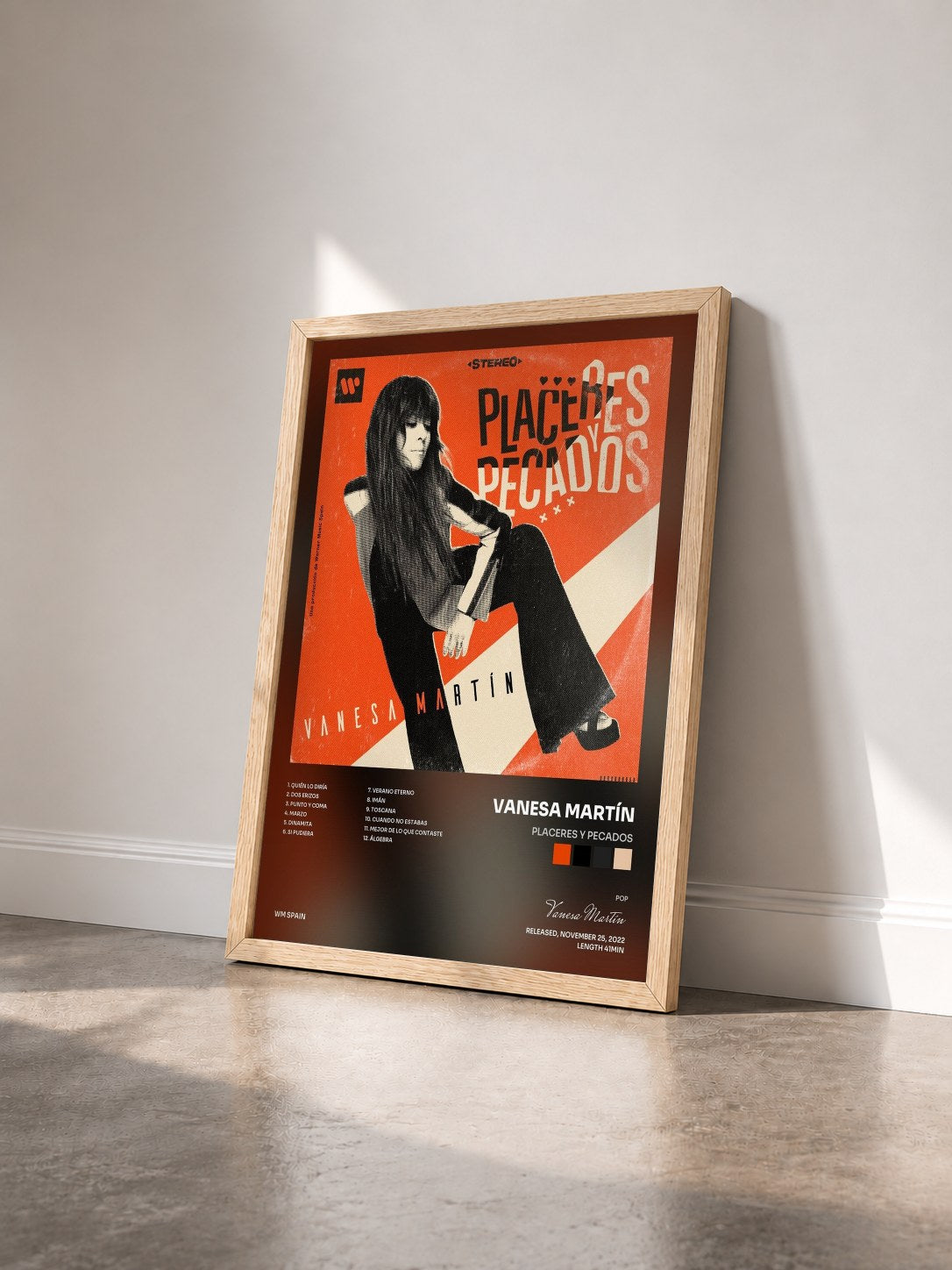 #bois Tableau de l'album Placeres y pecados de Vanesa Martín vu de trois quarts, cadre en bois brut