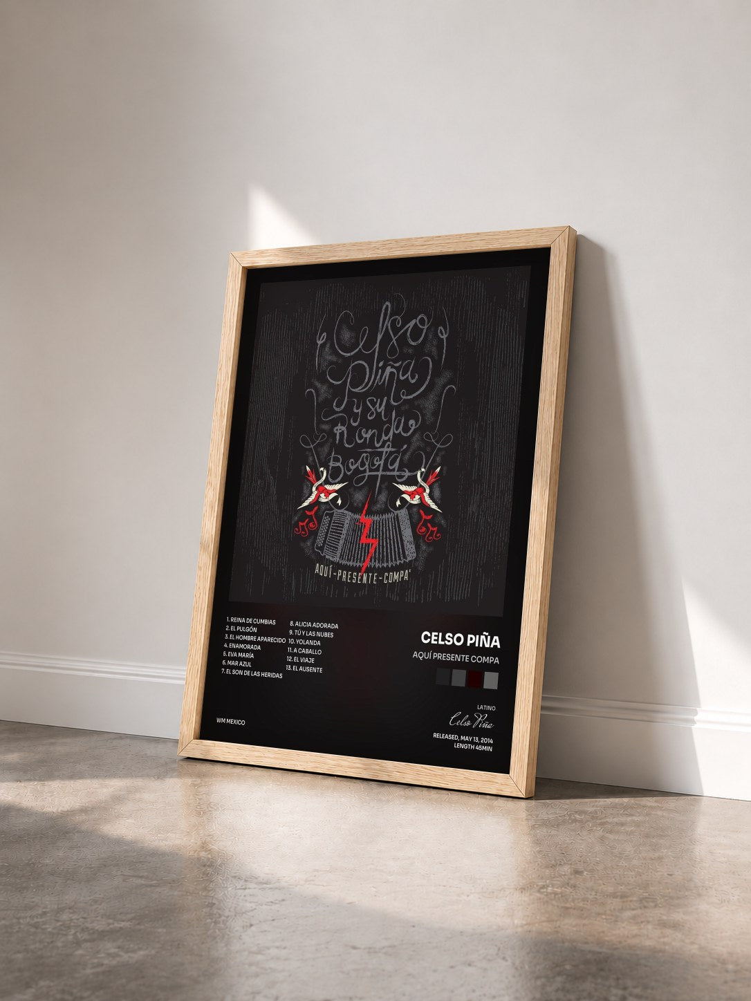 #bois Tableau de l'album Aquí presente Compa de Celso Piña vu de trois quarts, cadre en bois brut