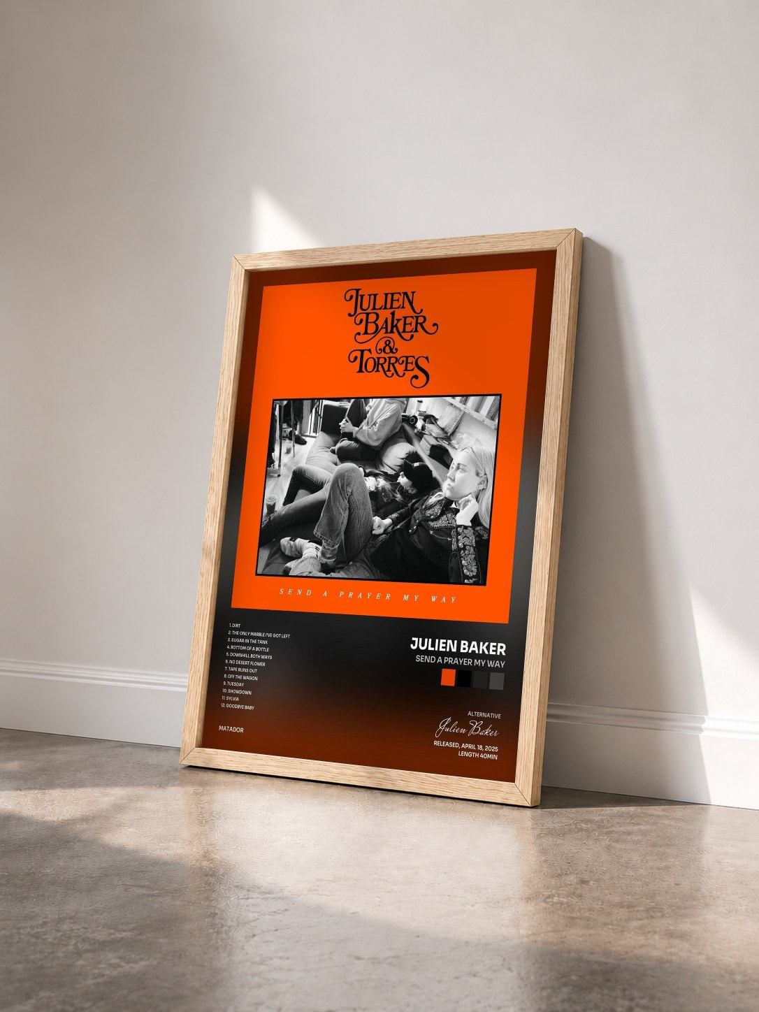 #bois Tableau de l'album Send A Prayer My Way de Julien Baker vu de trois quarts, cadre en bois brut