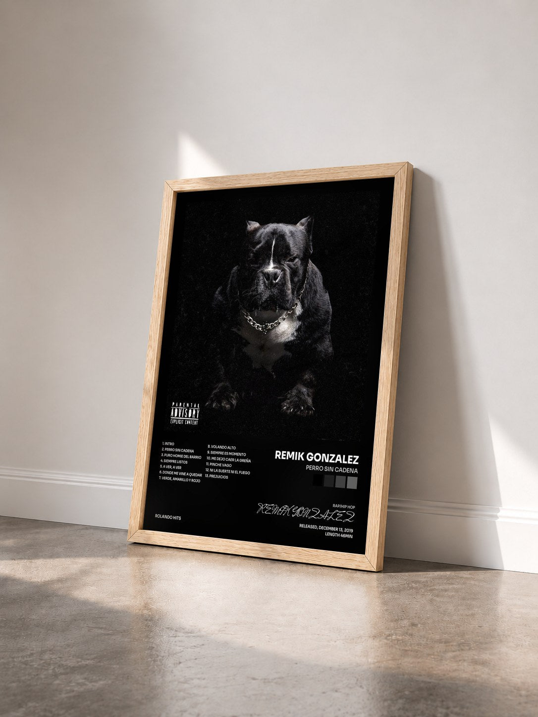 #bois Tableau de l'album Perro Sin Cadena de REMIK GONZALEZ vu de trois quarts, cadre en bois brut