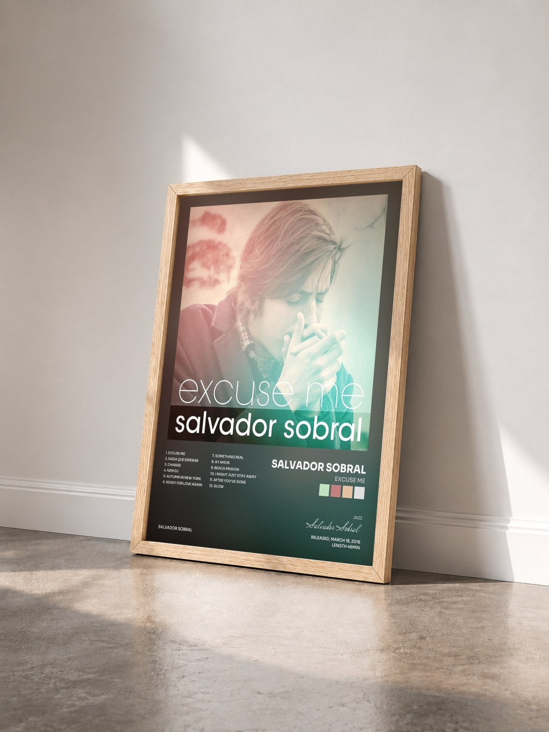 #bois Tableau de l'album Excuse Me de Salvador Sobral vu de trois quarts, cadre en bois brut