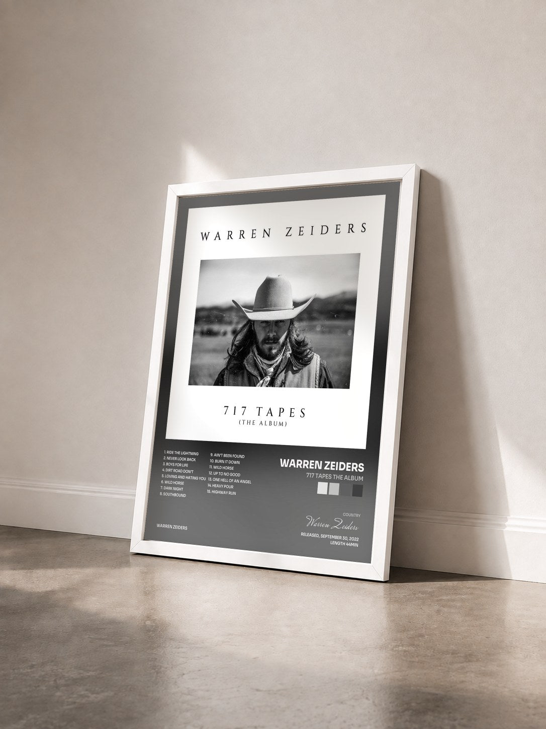 #blanc Tableau de l'album 717 Tapes the Album de Warren Zeiders vu de trois quarts, cadre blanc