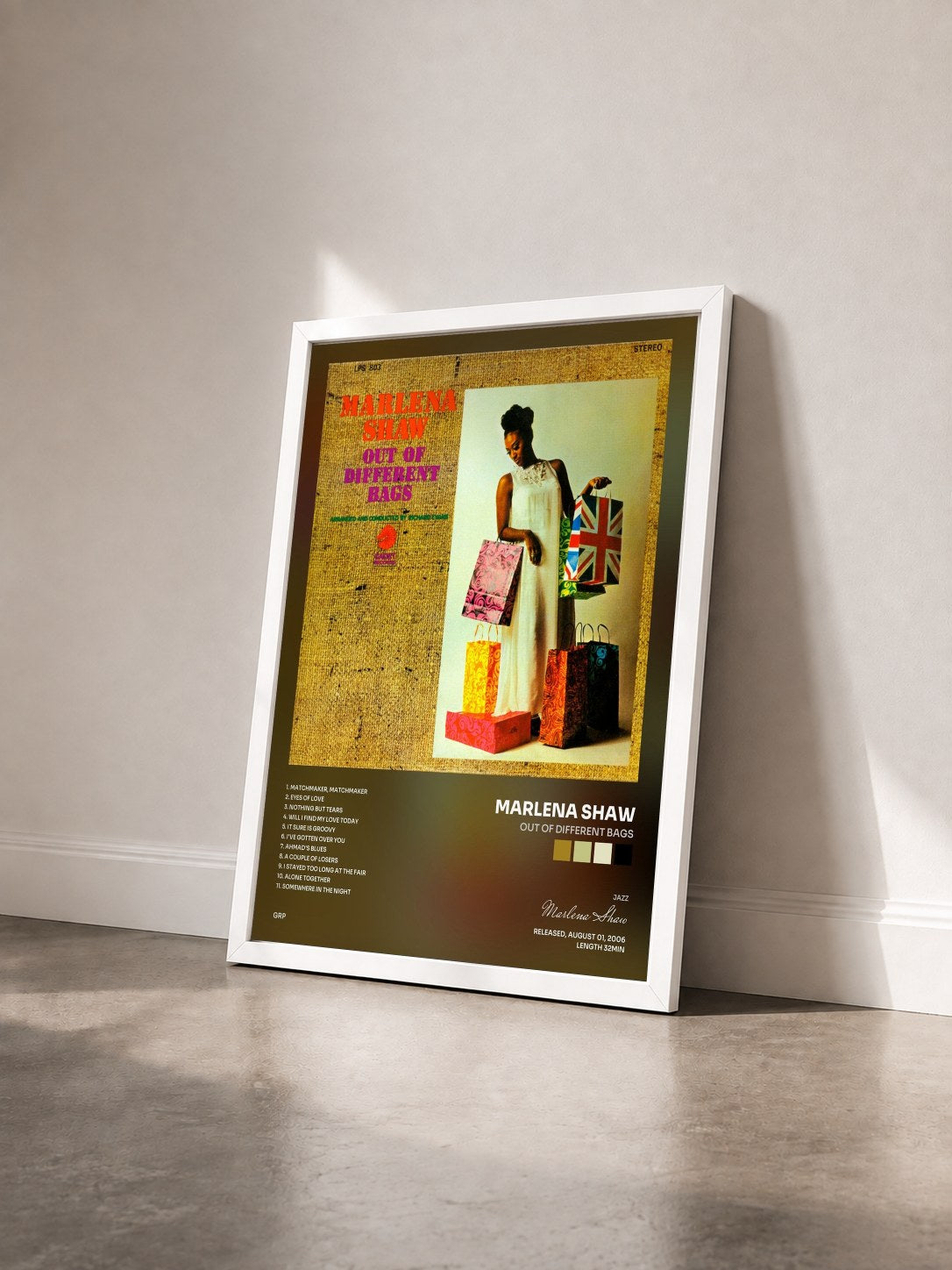 #blanc Tableau de l'album Out Of Different Bags de Marlena Shaw vu de trois quarts, cadre blanc