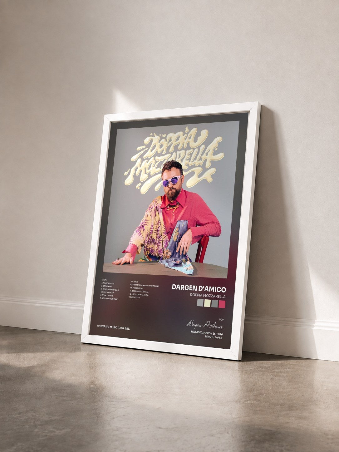 #blanc Tableau de l'album Doppia Mozzarella de Dargen D'Amico vu de trois quarts, cadre blanc