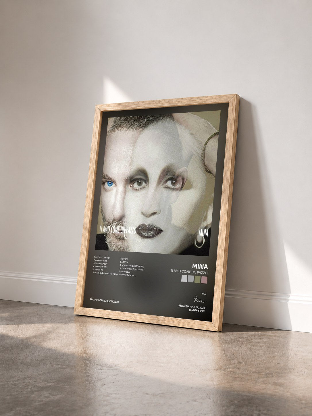 #bois Tableau de l'album Ti amo come un pazzo de Mina vu de trois quarts, cadre en bois brut