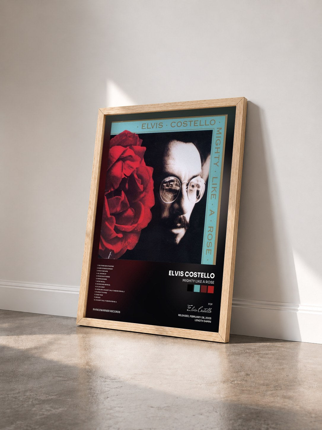 #bois Tableau de l'album Mighty Like A Rose de Elvis Costello vu de trois quarts, cadre en bois brut
