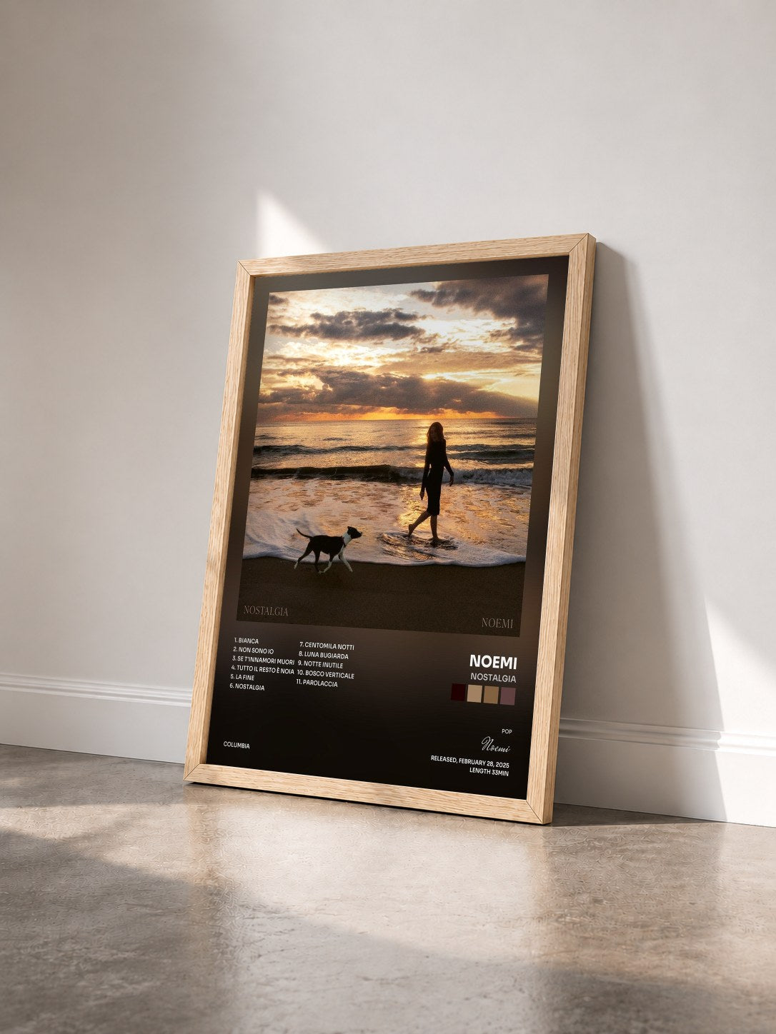 #bois Tableau de l'album Nostalgia de Noemi vu de trois quarts, cadre en bois brut