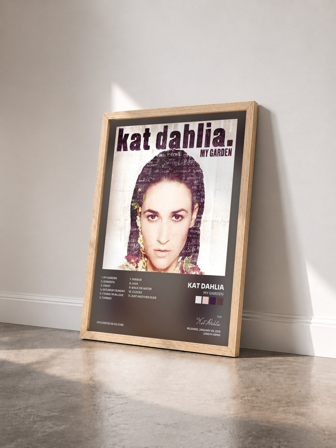 #bois Tableau de l'album My Garden de Kat Dahlia vu de trois quarts, cadre en bois brut