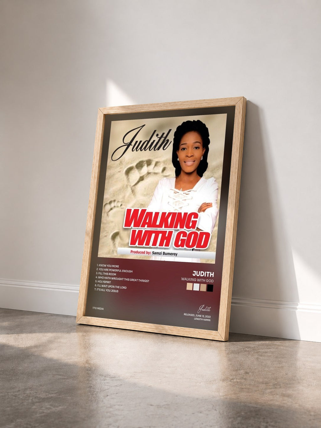 #bois Tableau de l'album Walking with God de Judith vu de trois quarts, cadre en bois brut