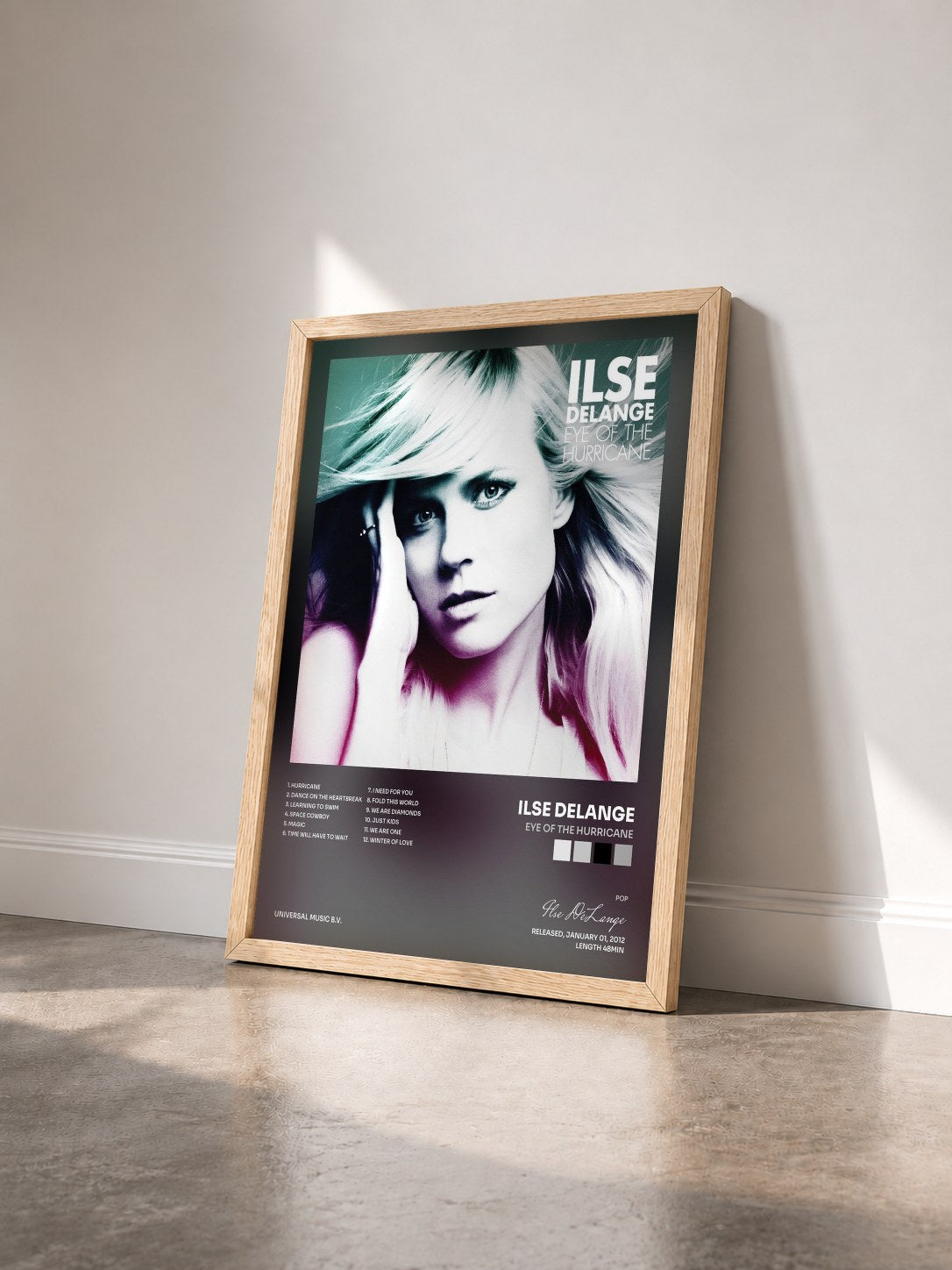 #bois Tableau de l'album Eye Of The Hurricane de Ilse DeLange vu de trois quarts, cadre en bois brut