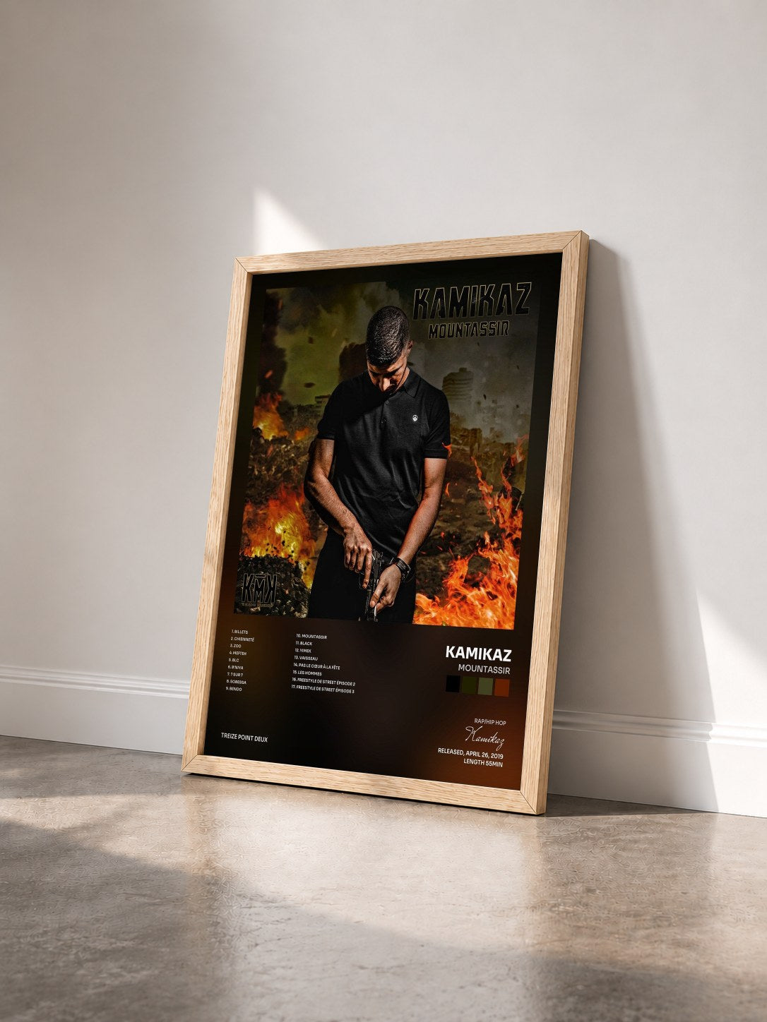 #bois Tableau de l'album Mountassir de Kamikaz vu de trois quarts, cadre en bois brut