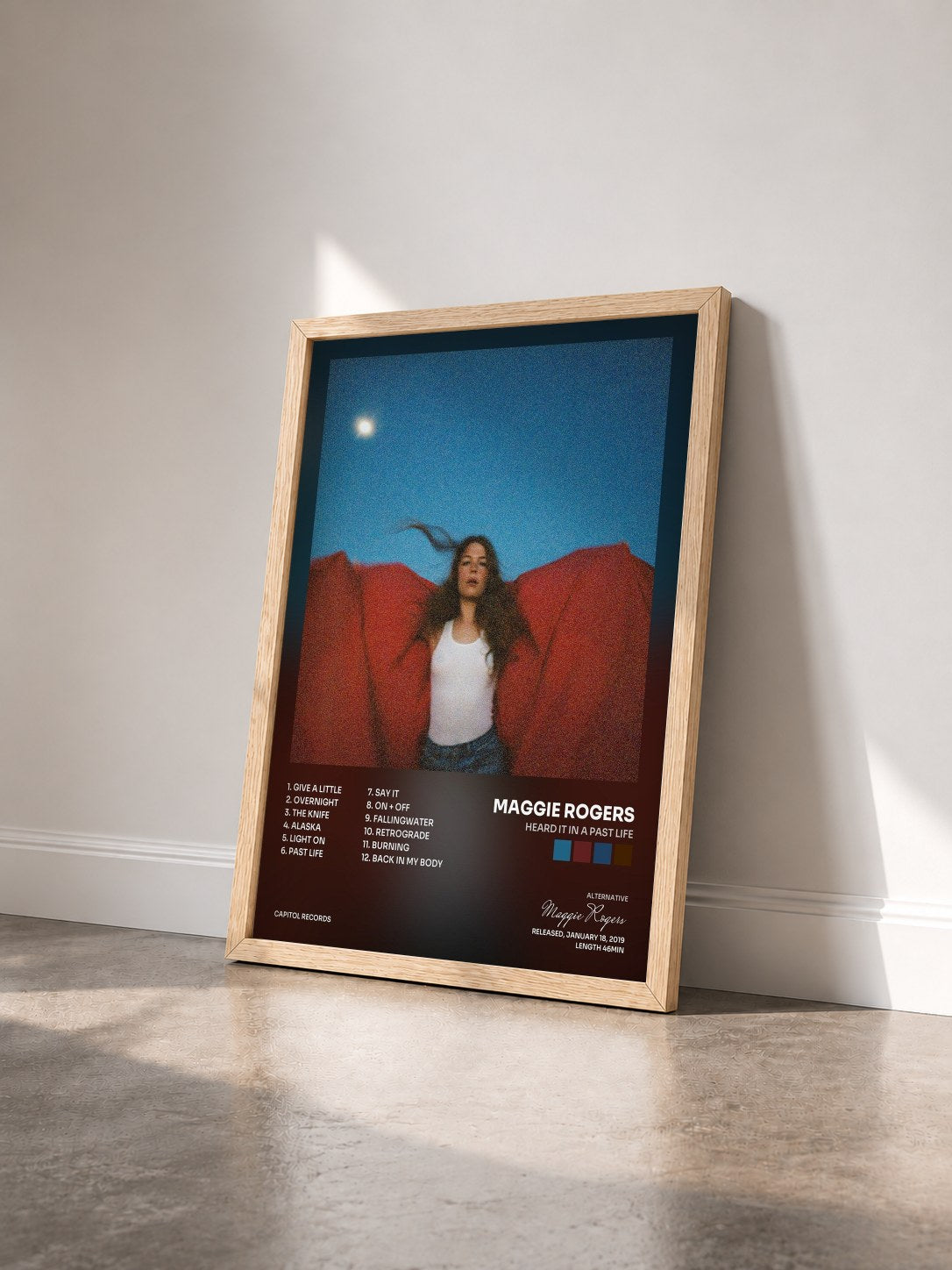 #bois Tableau de l'album Heard It In A Past Life de Maggie Rogers vu de trois quarts, cadre en bois brut