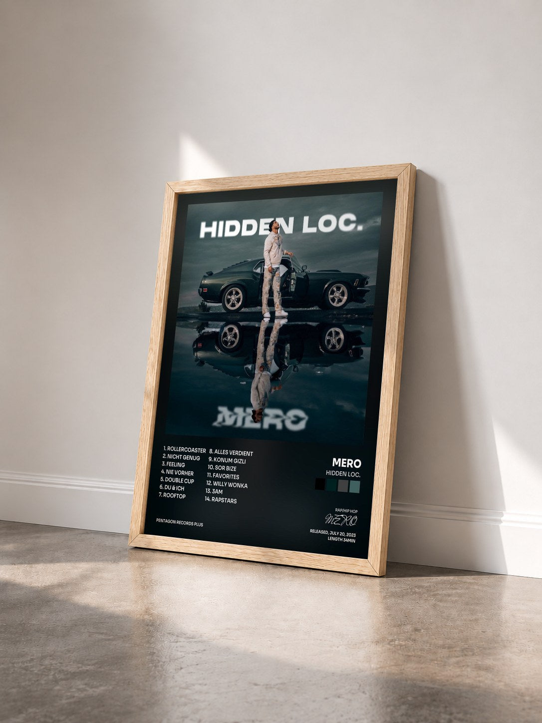#bois Tableau de l'album Hidden Loc. de MERO vu de trois quarts, cadre en bois brut