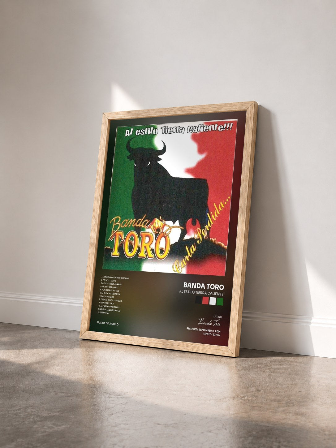 #bois Tableau de l'album Al Estilo Tierra Caliente de Banda Toro vu de trois quarts, cadre en bois brut