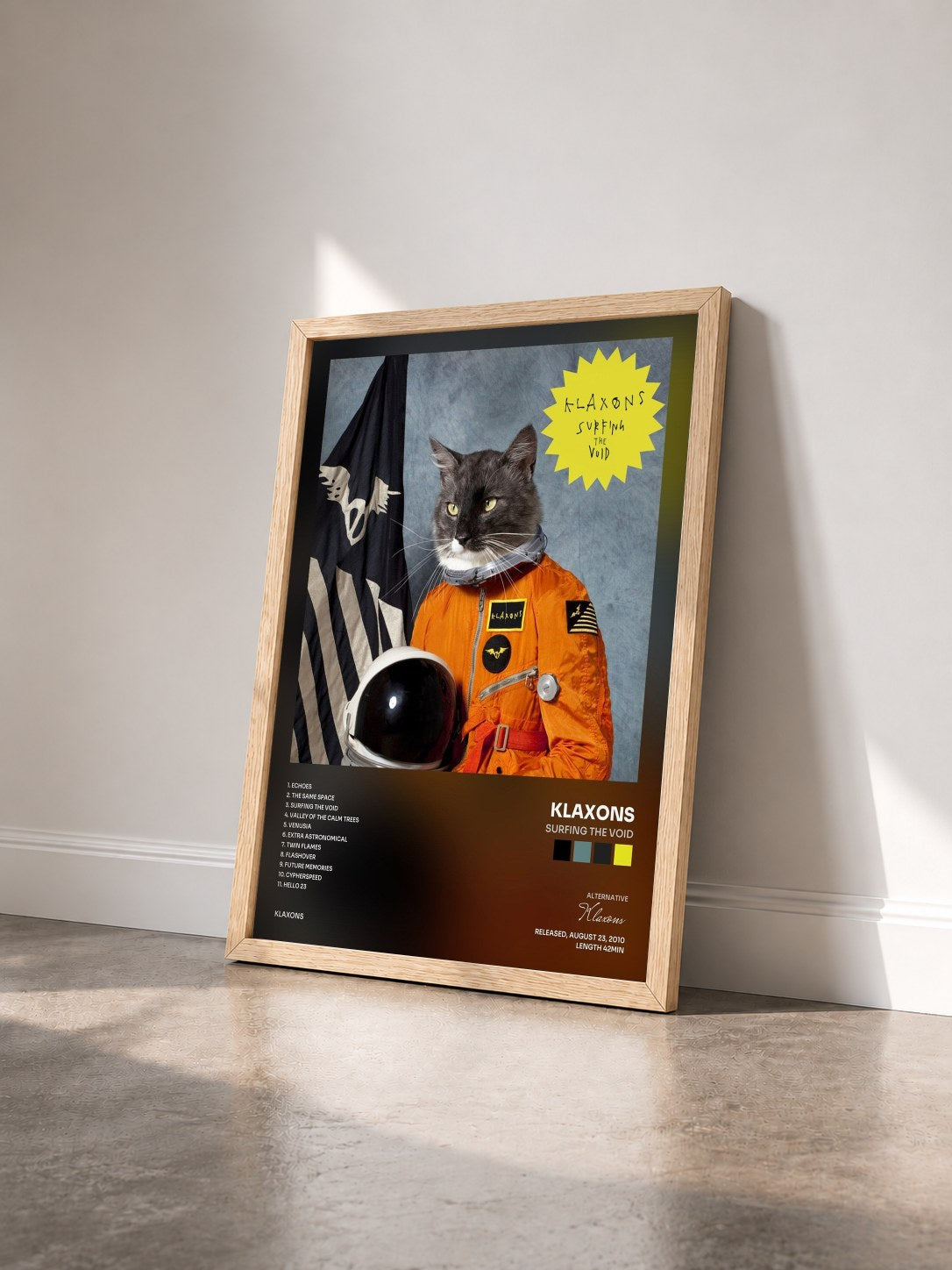 #bois Tableau de l'album Surfing The Void de Klaxons vu de trois quarts, cadre en bois brut