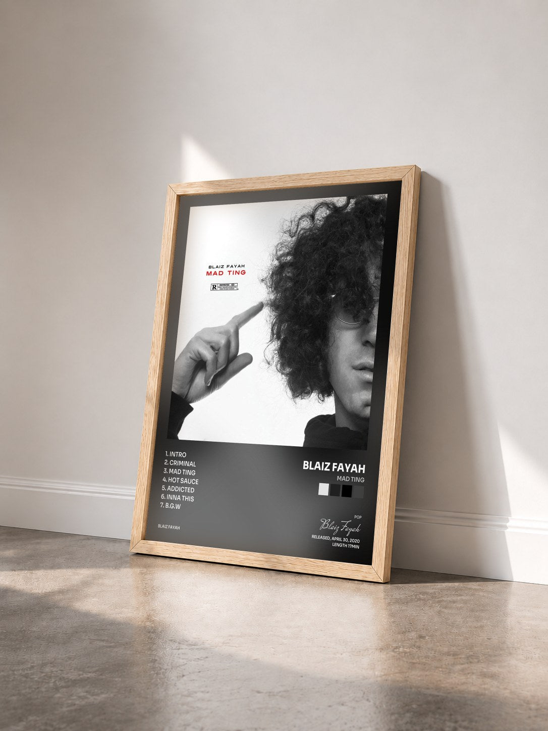 #bois Tableau de l'album Mad Ting de Blaiz Fayah vu de trois quarts, cadre en bois brut