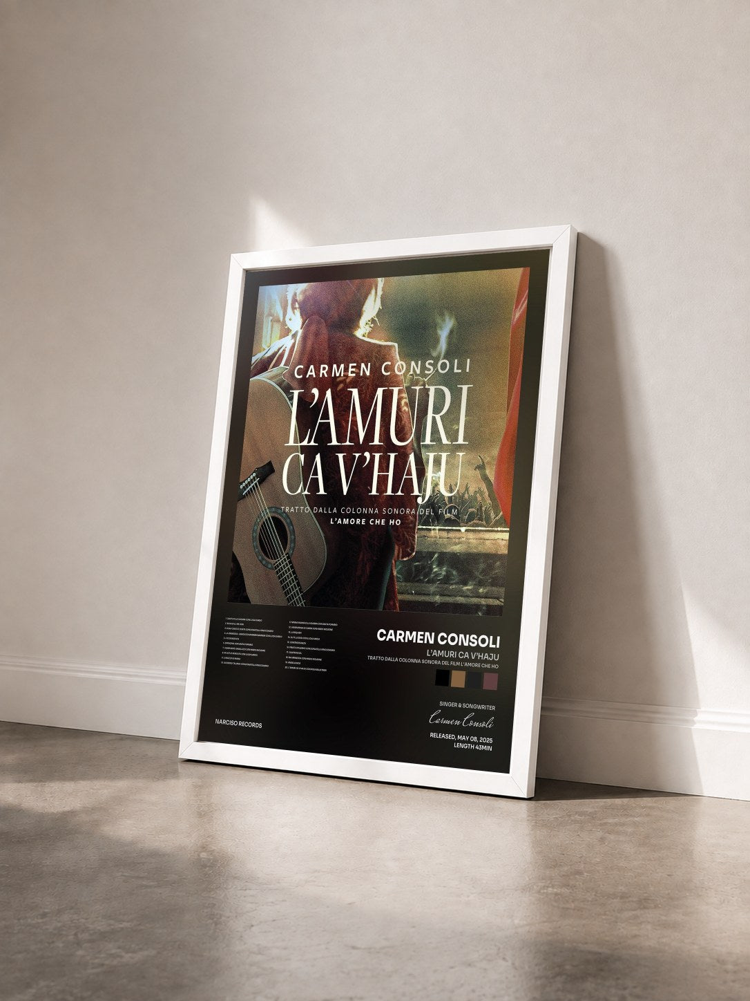 #blanc Tableau de l'album L’amuri ca v’haju (Tratto dalla colonna sonora del film L'amore che ho) de Carmen Consoli vu de trois quarts, cadre blanc