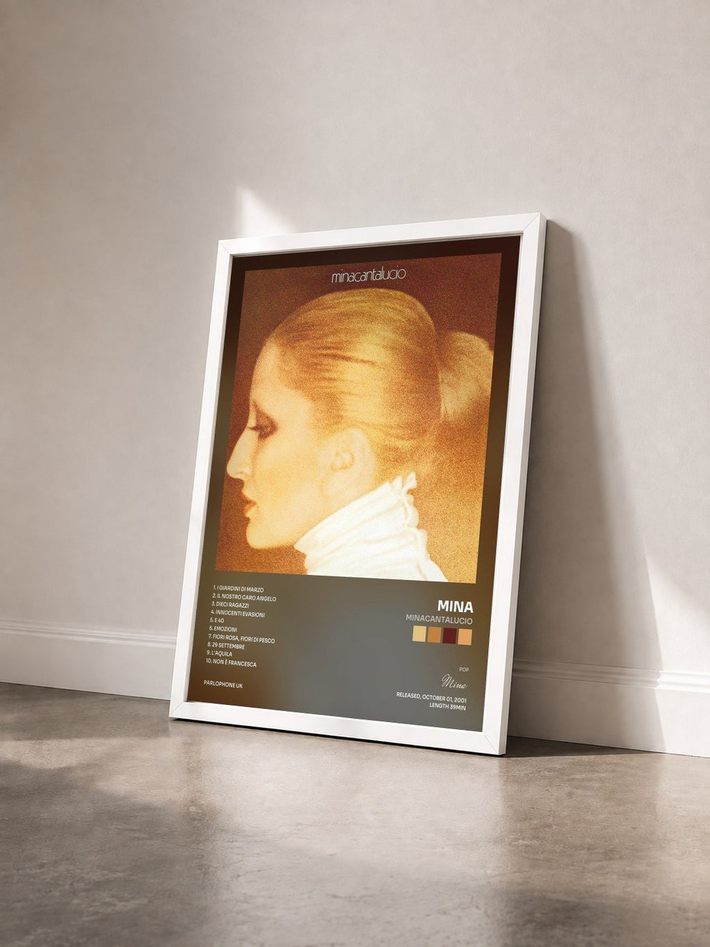#blanc Tableau de l'album MinaCantaLucio de Mina vu de trois quarts, cadre blanc