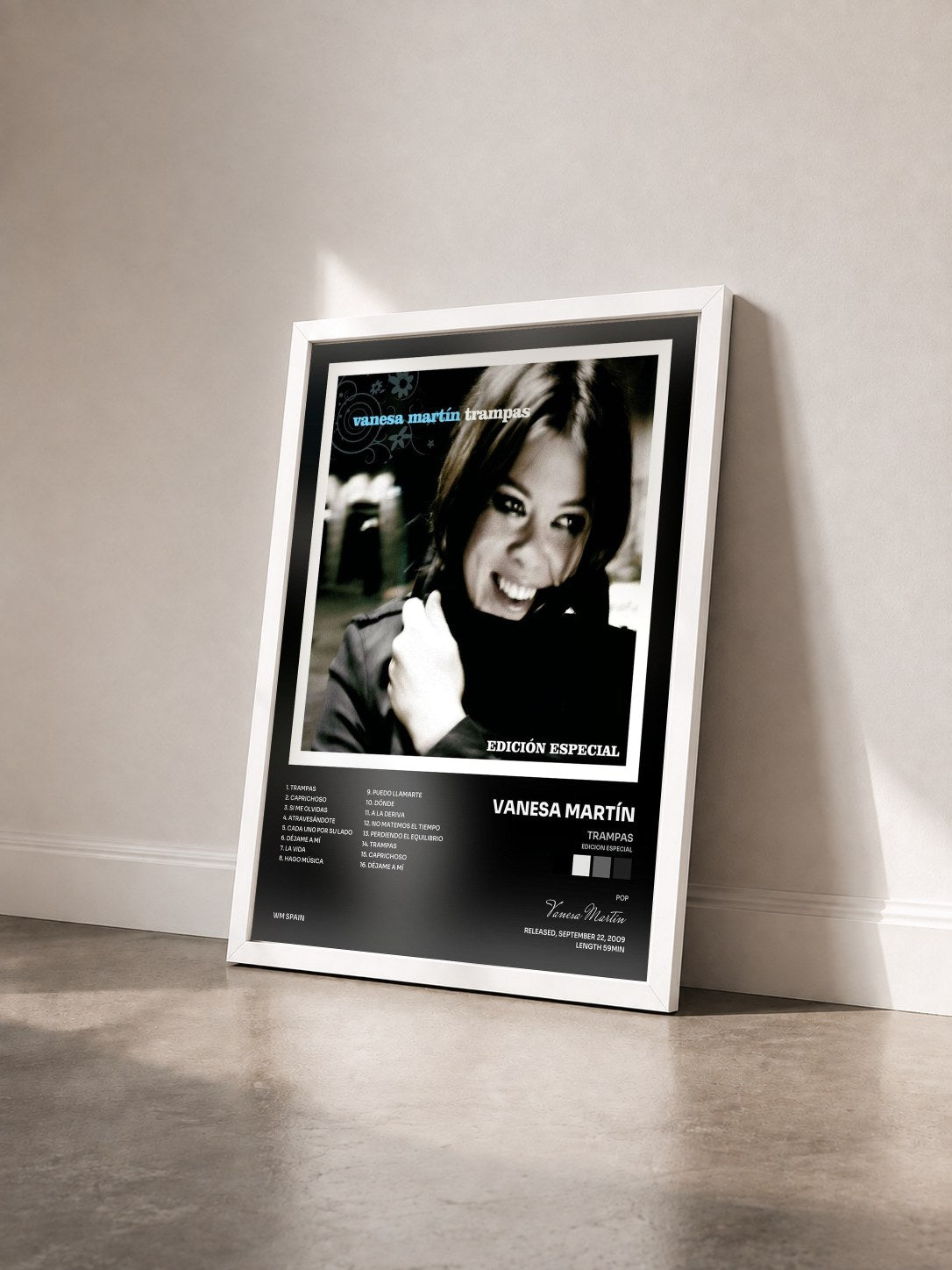 #blanc Tableau de l'album Trampas (Edicion especial) de Vanesa Martín vu de trois quarts, cadre blanc