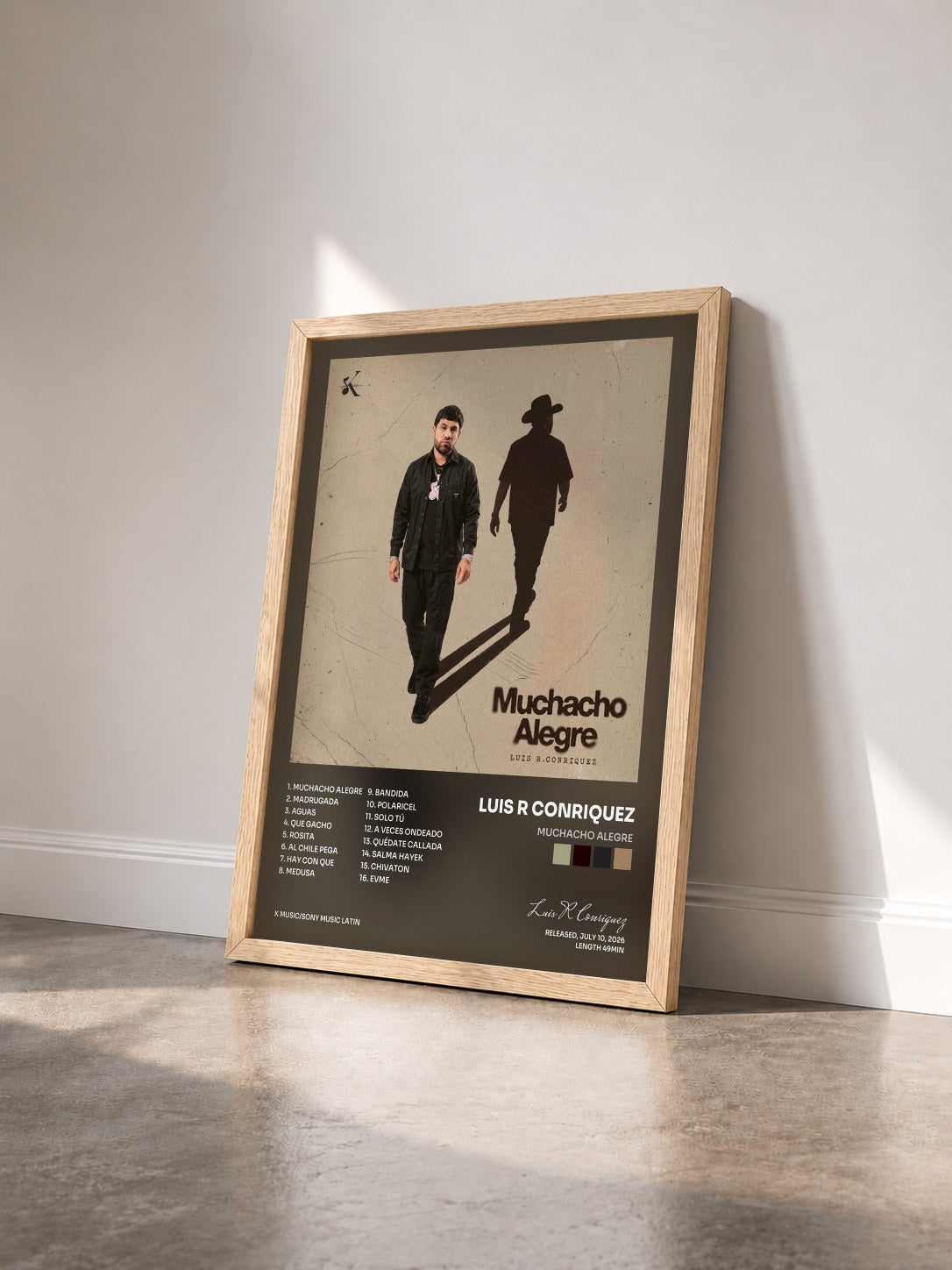 #bois Tableau de l'album Muchacho Alegre de Luis R Conriquez vu de trois quarts, cadre en bois brut