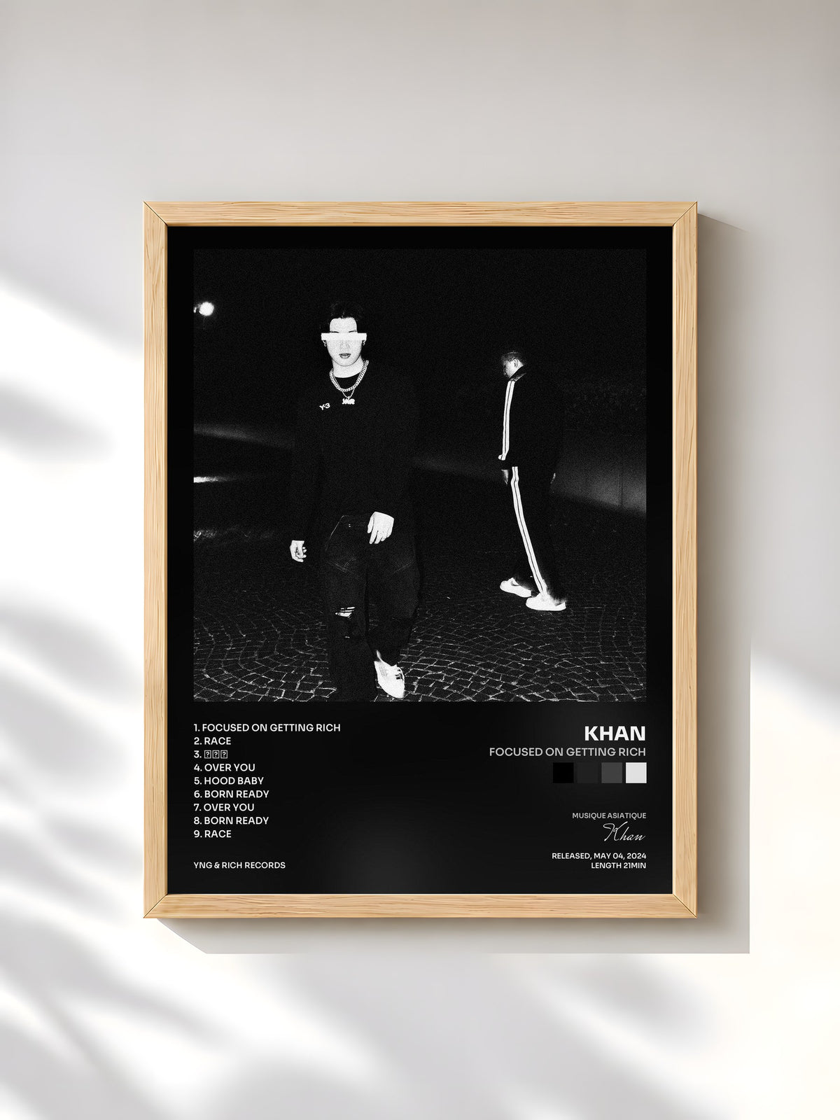 #bois Tableau de l'album Focused On Getting Rich de Khan, cadre en bois brut, imprimé et encadré en France