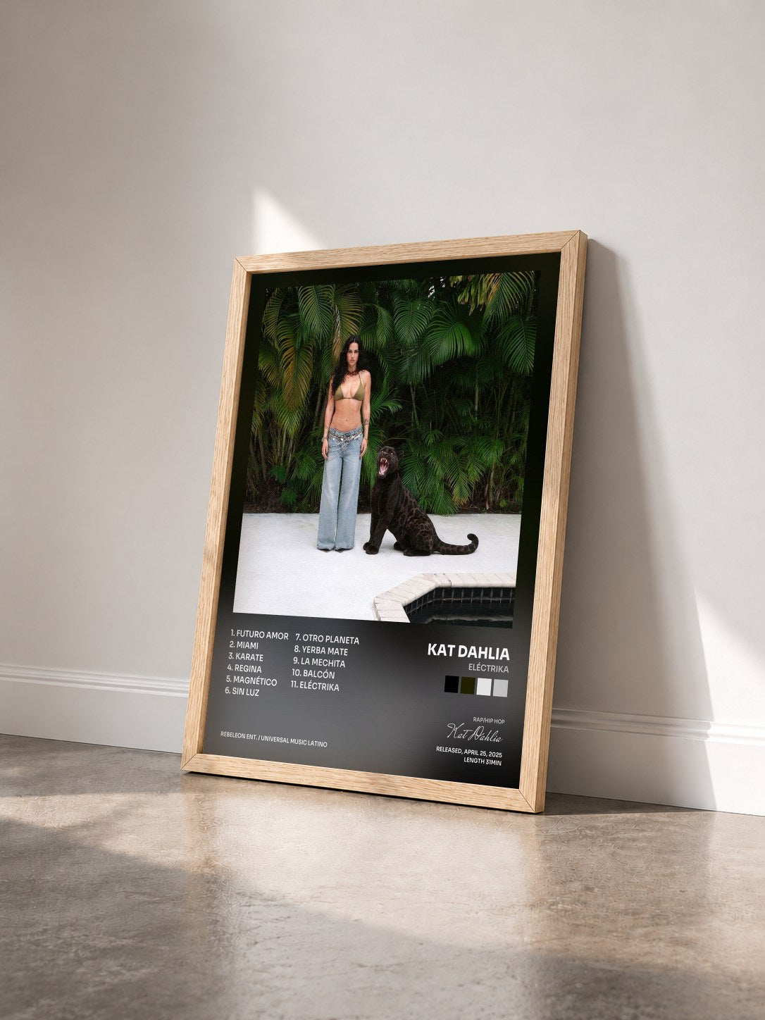 #bois Tableau de l'album Eléctrika de Kat Dahlia vu de trois quarts, cadre en bois brut