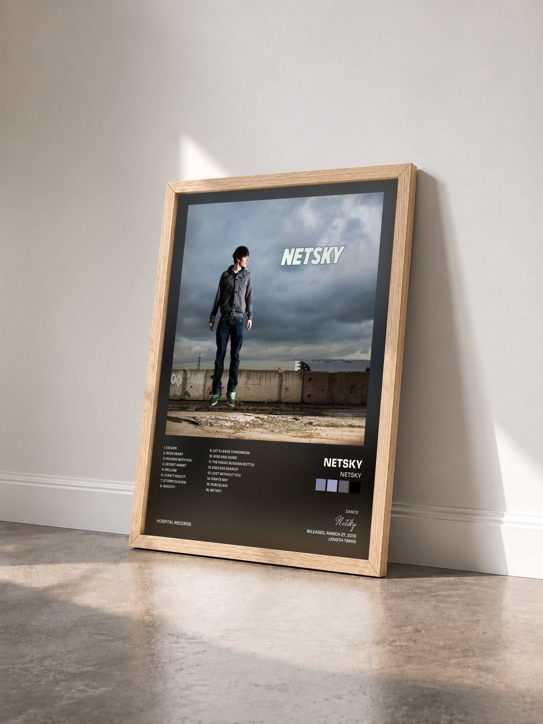 #bois Tableau de l'album Netsky de Netsky vu de trois quarts, cadre en bois brut