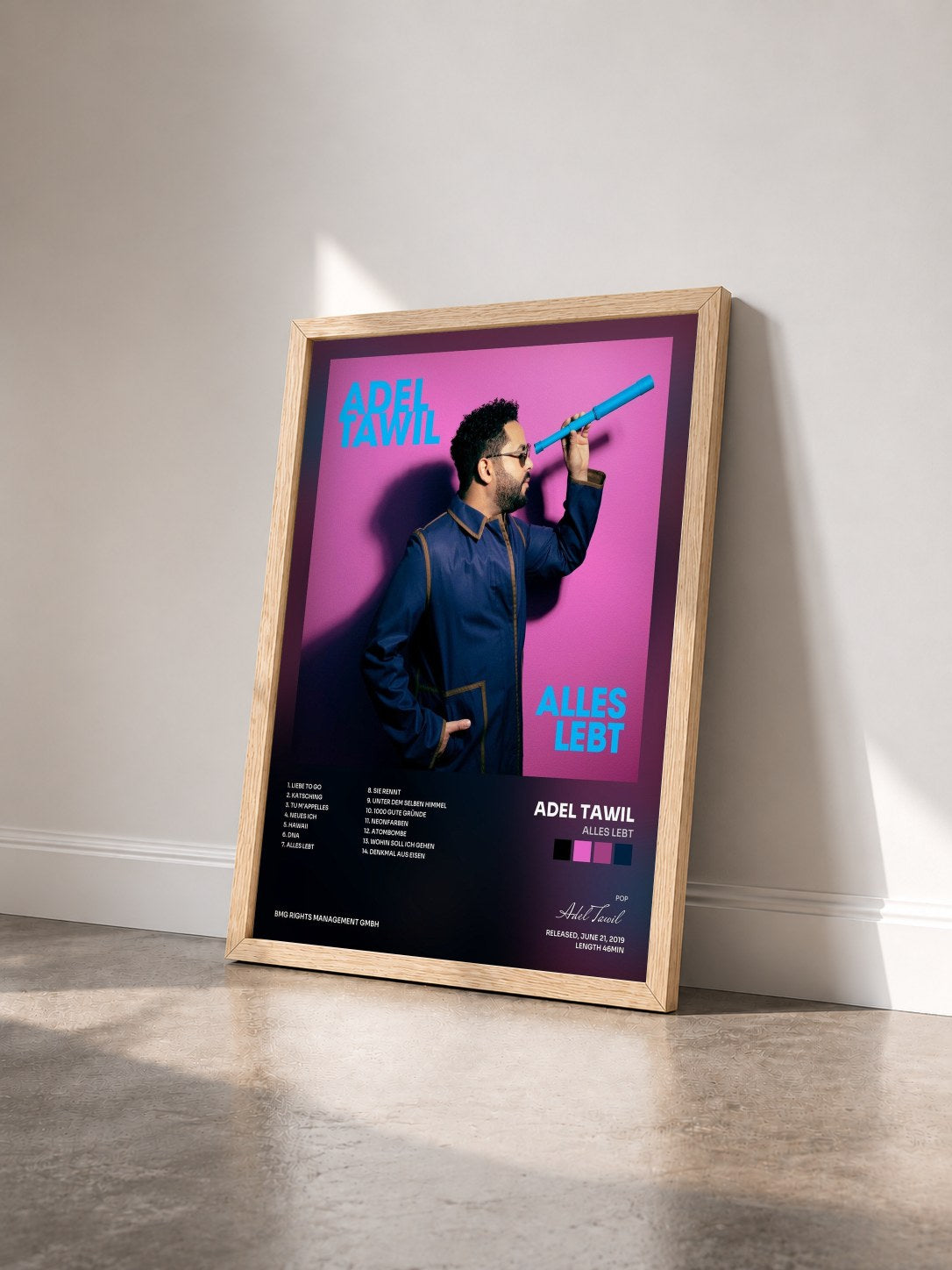 #bois Tableau de l'album Alles Lebt de Adel Tawil vu de trois quarts, cadre en bois brut